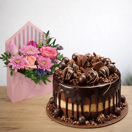 Аранжировка от свежи сезонни цветя и голяма торта